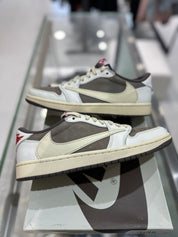 Jordan 1 Retro Low OG SP Travis Scott Reverse Mocha, lightly pre-owned, US Men's 8.5 – photo 4 of 7