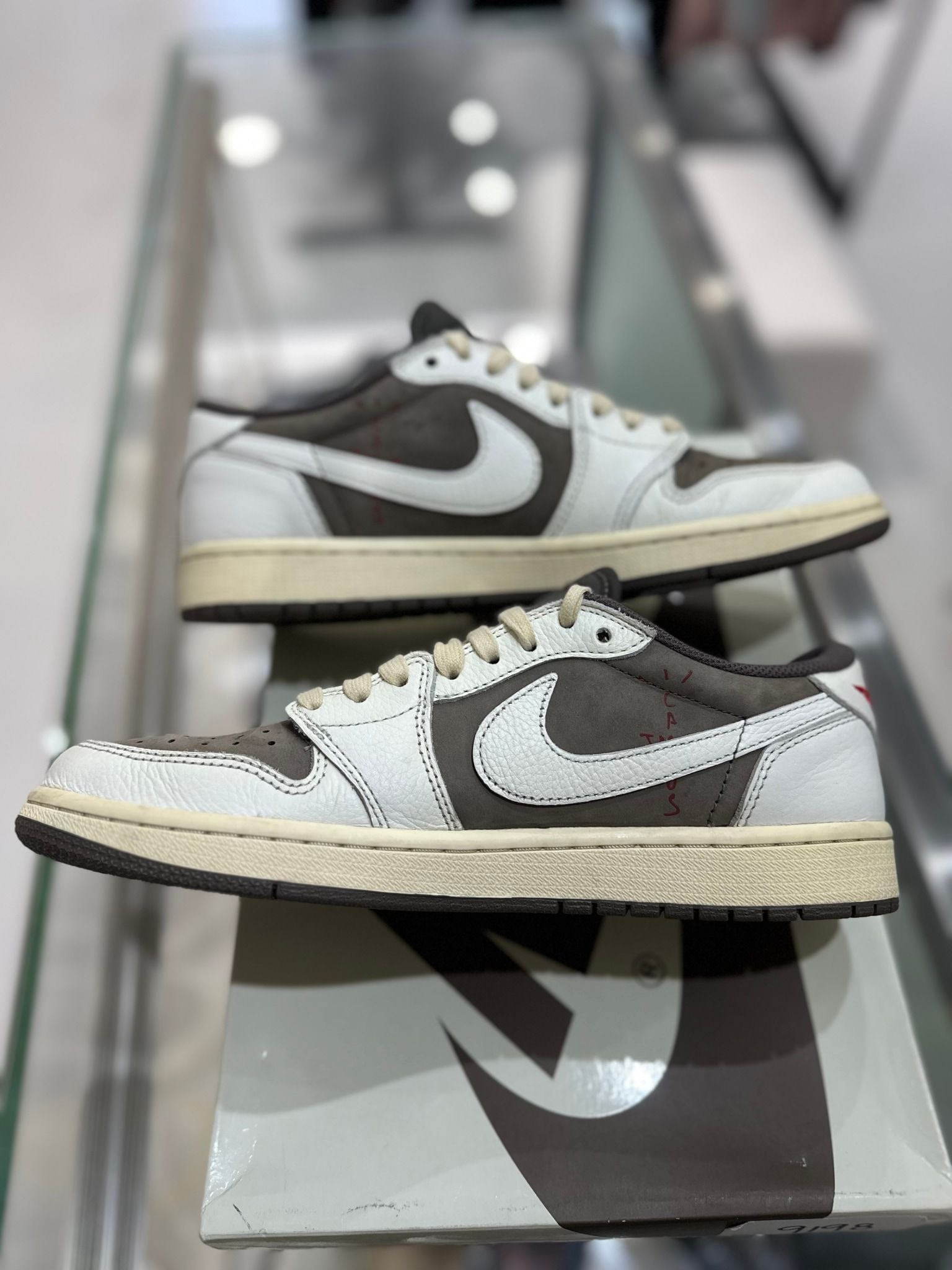 Jordan 1 Retro Low OG SP Travis Scott Reverse Mocha, lightly pre-owned, US Men's 8.5 – photo 5 of 7