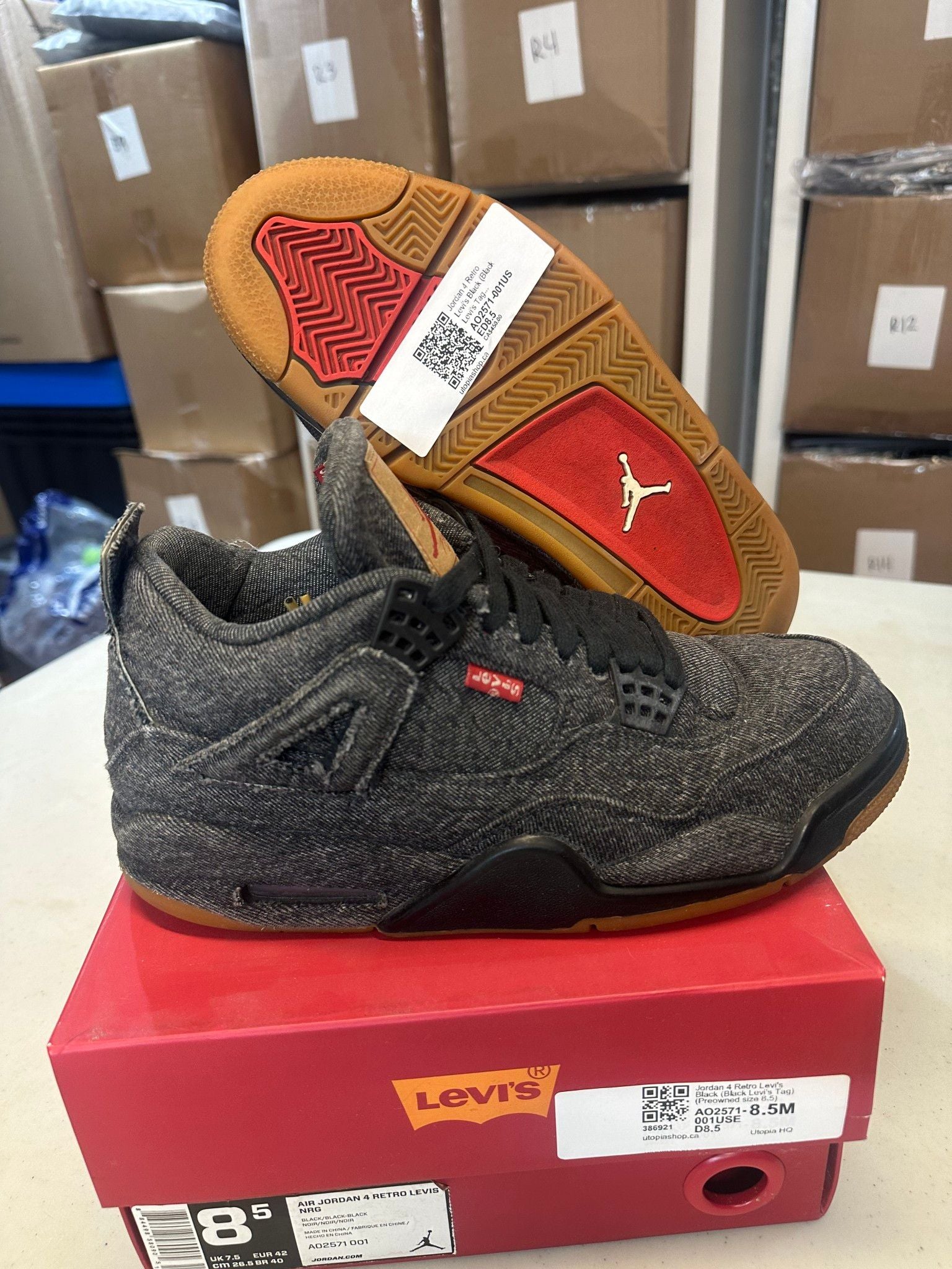 Jordan 4 Retro Levi's Black (Black Levi's Tag), pre-owned, US Men's 8.5 – photo 2 of 7