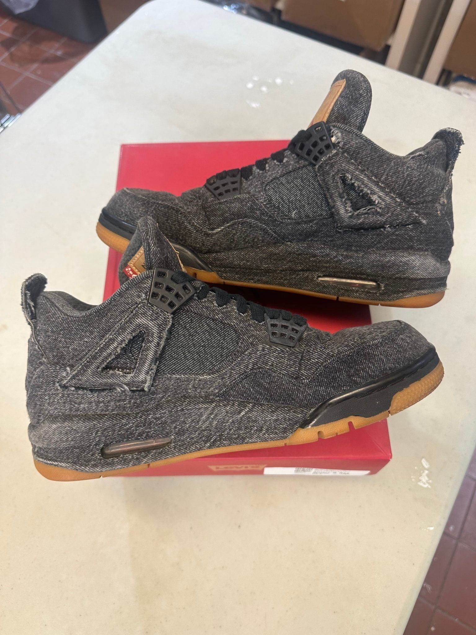 Jordan 4 Retro Levi's Black (Black Levi's Tag), pre-owned, US Men's 8.5 – photo 5 of 7