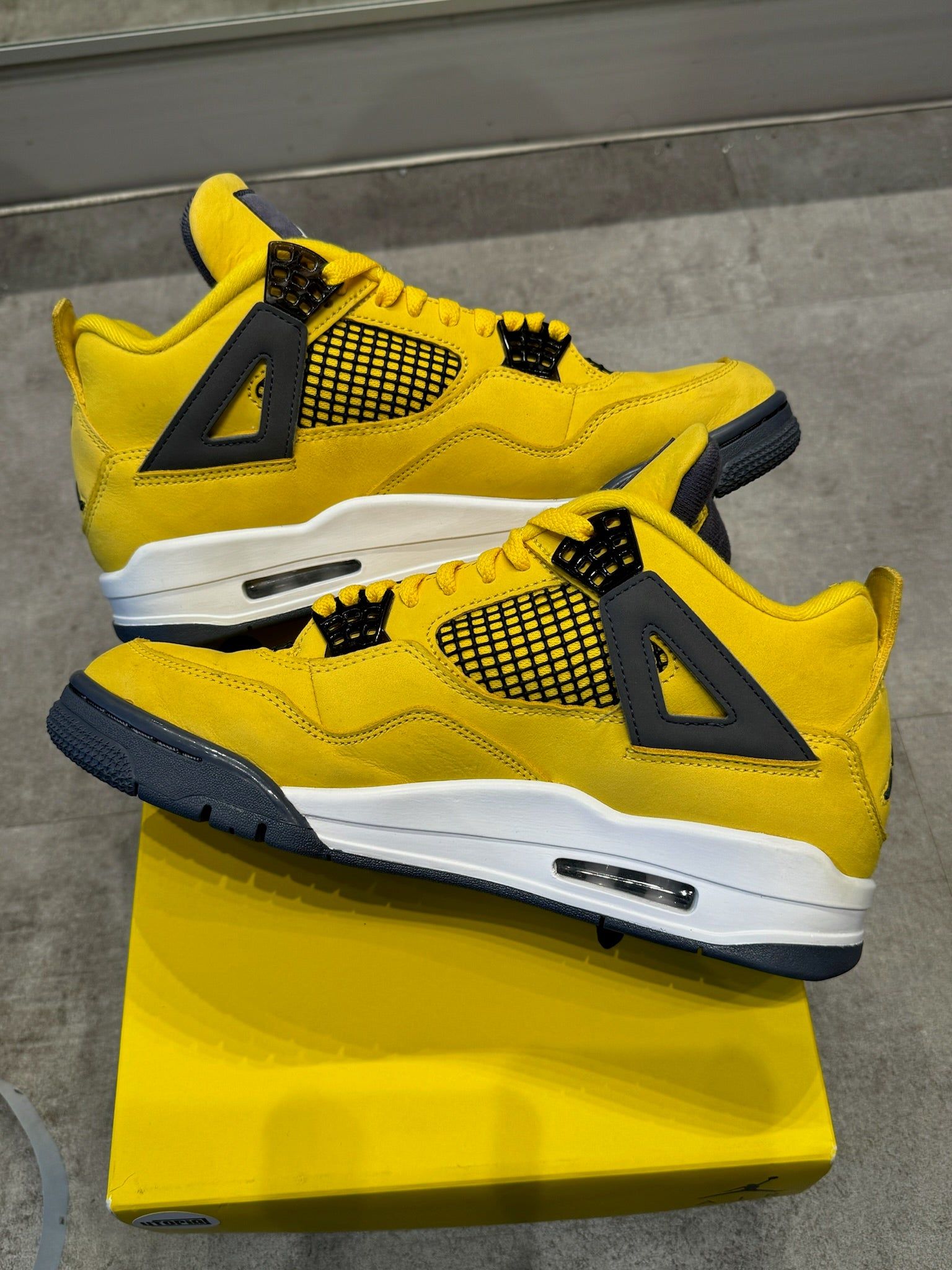Jordan 4 Retro Lightning (2021), pre-owned, US Men's 8.5 – photo 5 of 7