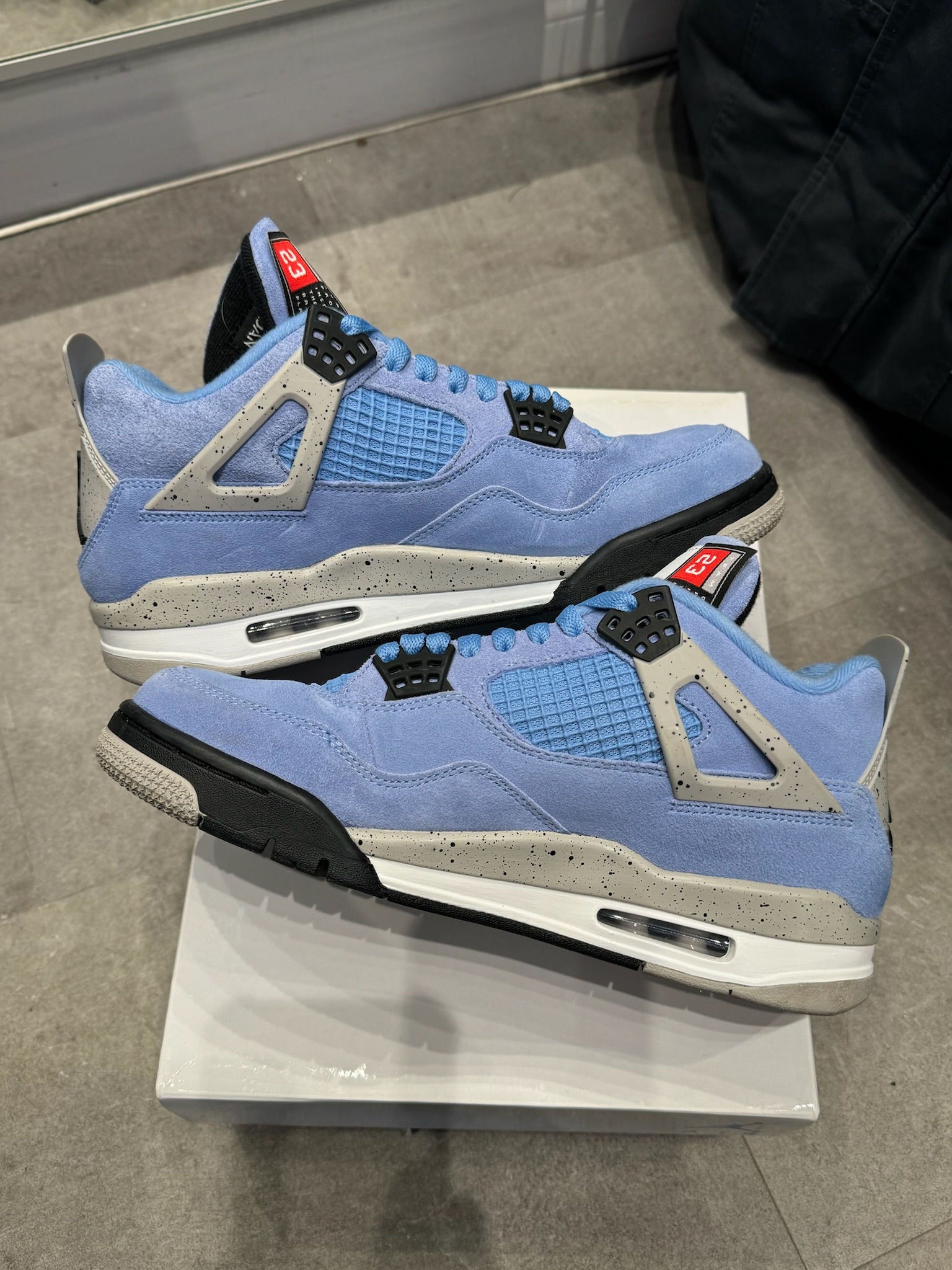 Jordan 4 Retro University Blue, pre-owned, US Men's 8.5 – photo 5 of 7