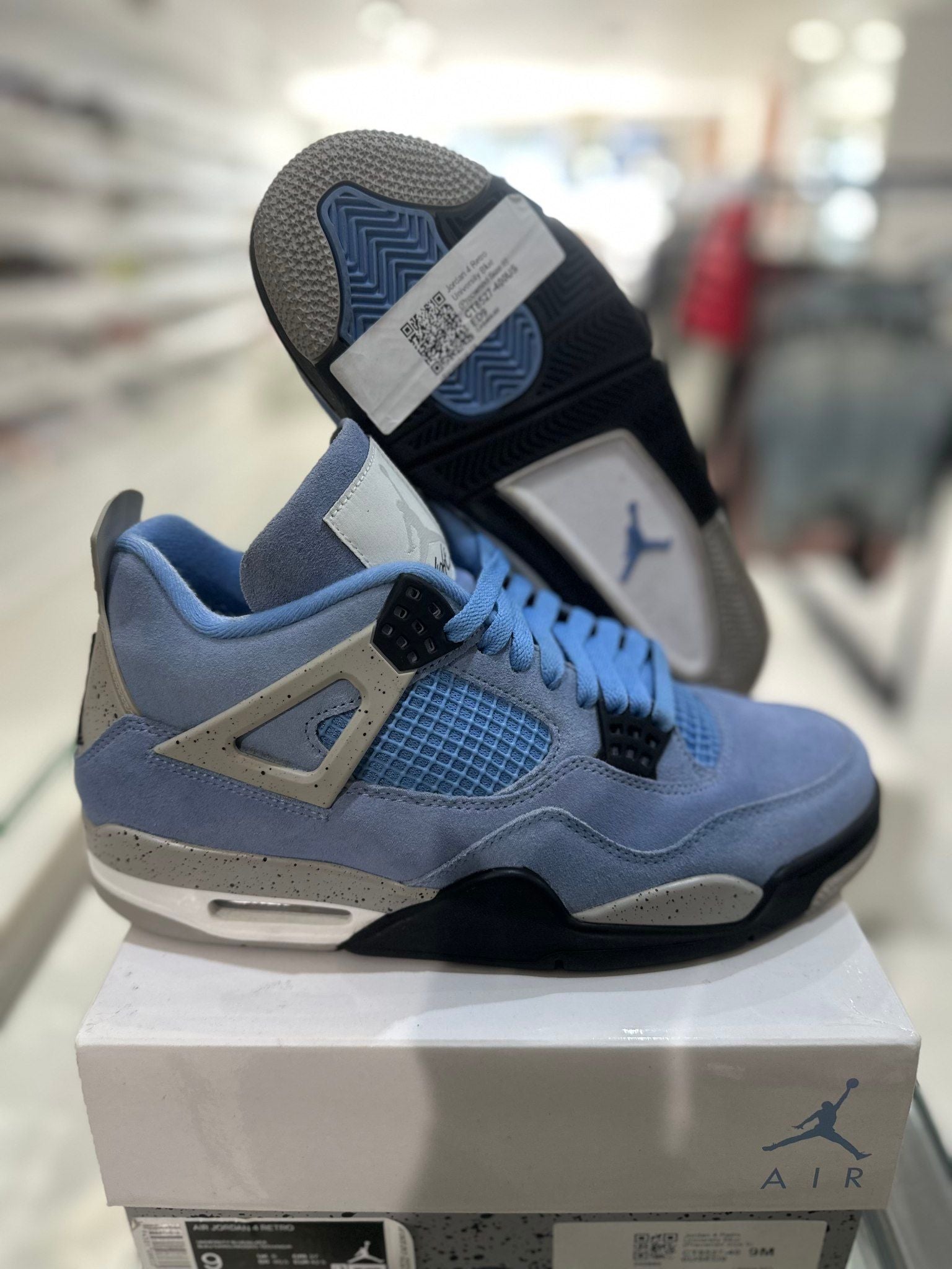 Jordan 4 Retro University Blue, pre-owned, US Men's 9 – photo 2 of 7