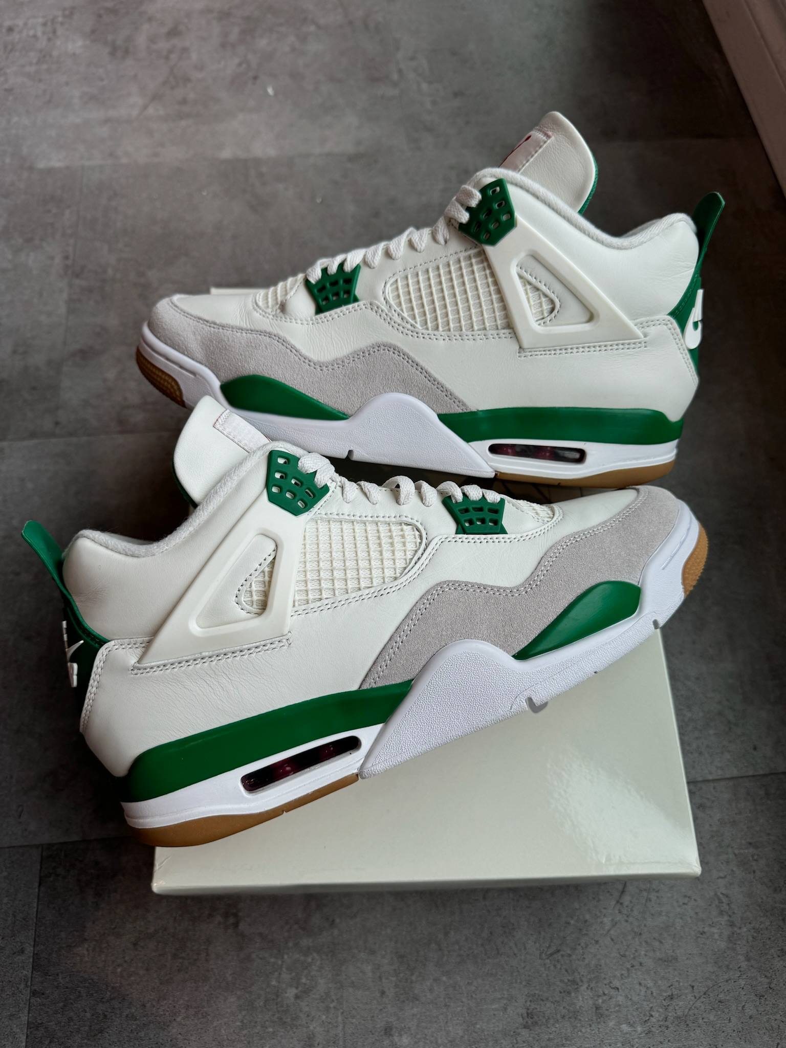 Jordan 4 Retro SB Pine Green (Preowned Size 10.5)