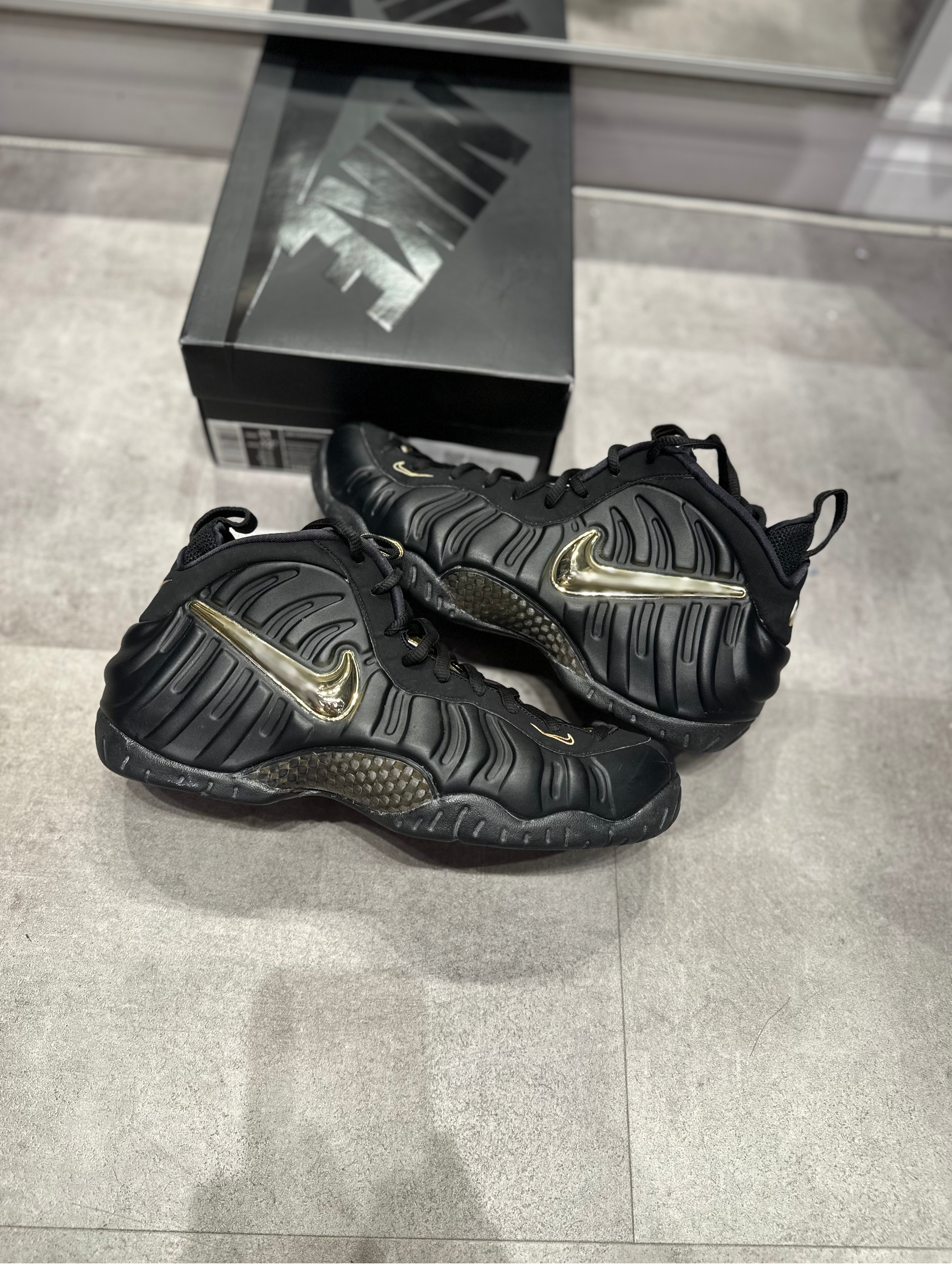 Nike Air Foamposite Pro Black Metallic Gold (Preowned Size 11)