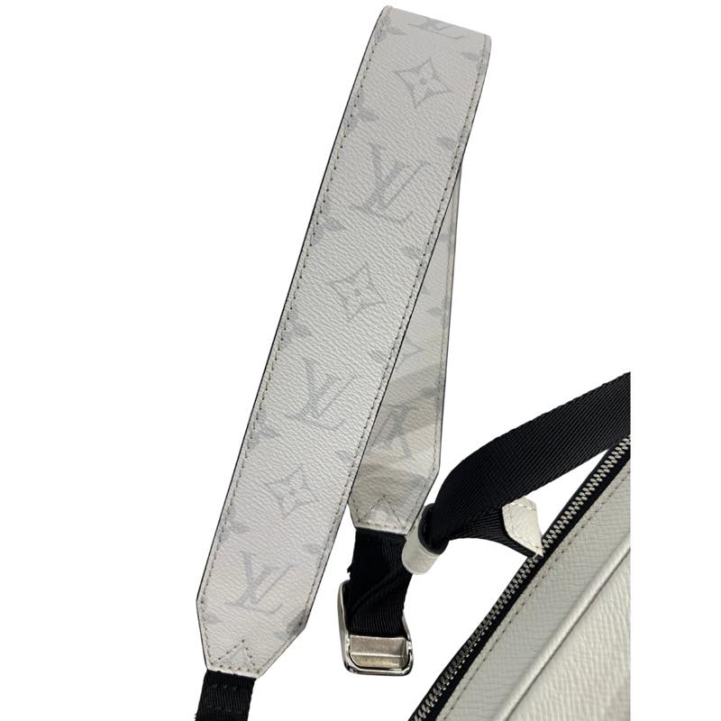 Louis Vuitton Taiga Monogram Eclipse Outdoor Messenger, pre-owned – photo 3 of 5