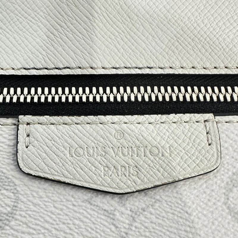 Louis Vuitton Taiga Monogram Eclipse Outdoor Messenger, pre-owned – photo 5 of 5