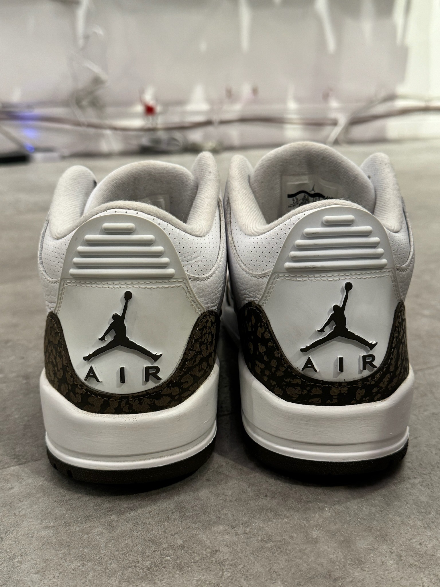 Jordan 3 Retro Mocha (2018) (Preowned Size 7.5)