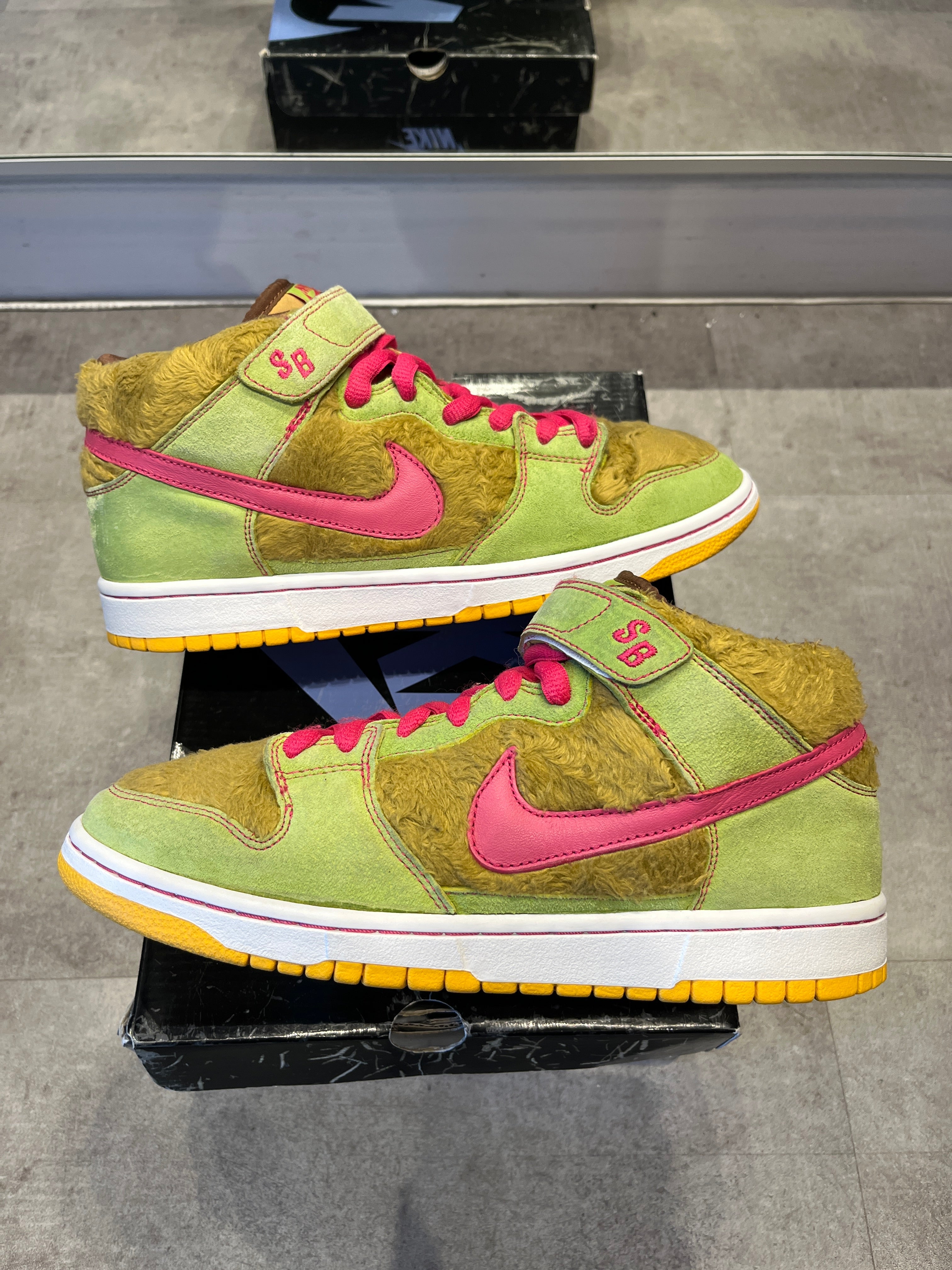 Nike SB Dunk Mid Mama Bear (Preowned)