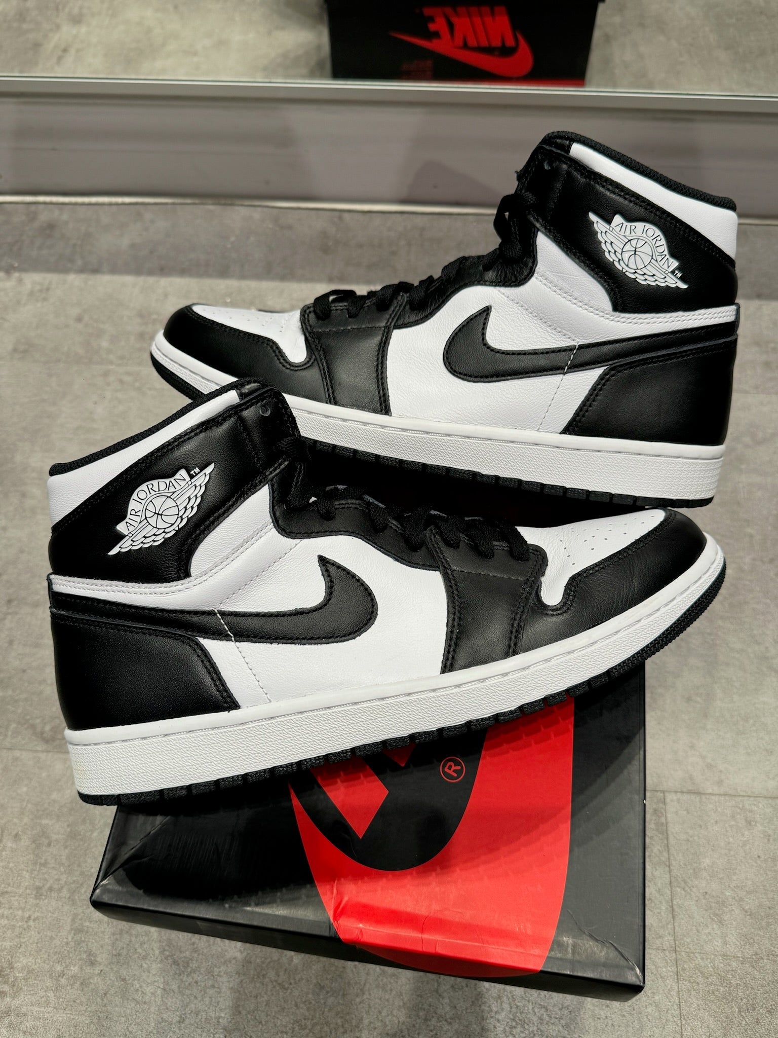 Jordan 1 Retro OG High Black White (2014) (Preowned)