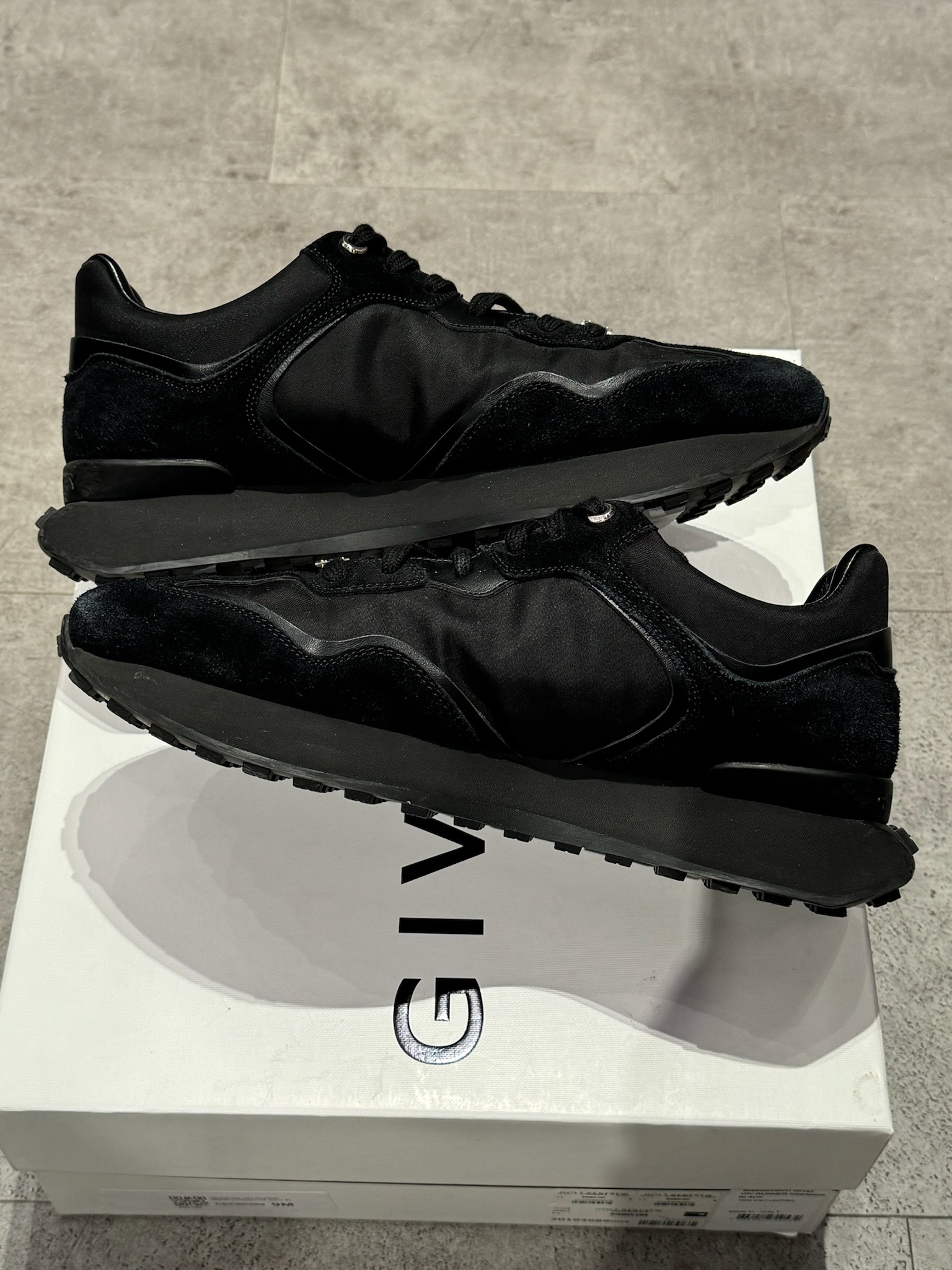 Givenchy Giv Runner Black (Preowned Size 9)