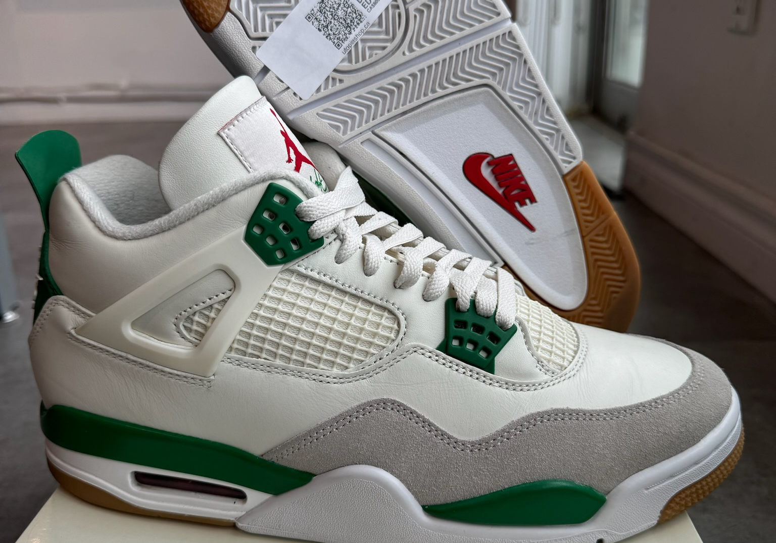 Jordan 4 Retro SB Pine Green (Preowned Size 10.5)