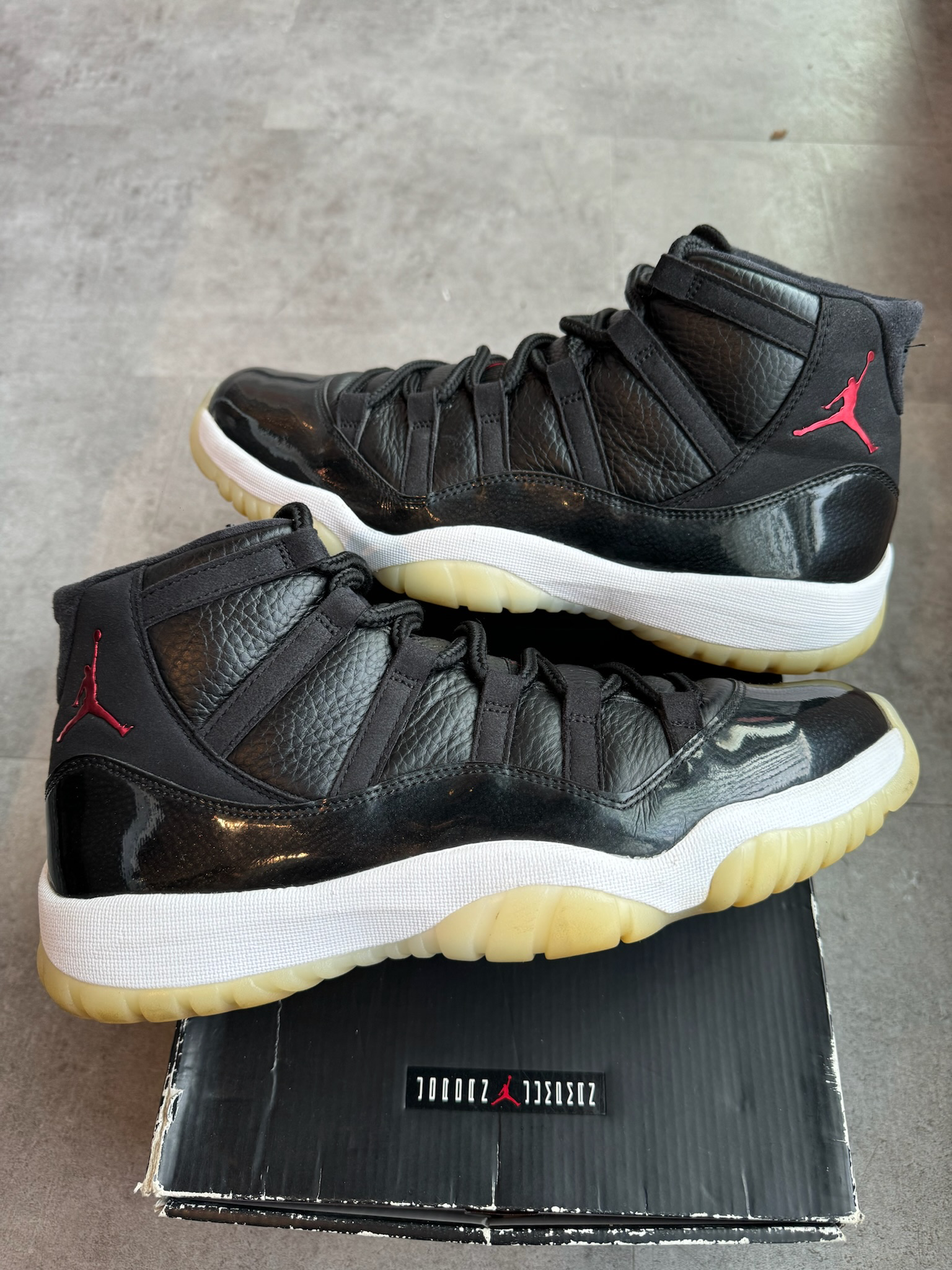 Jordan 11 Retro 72-10 (Preowned Size 10.5)