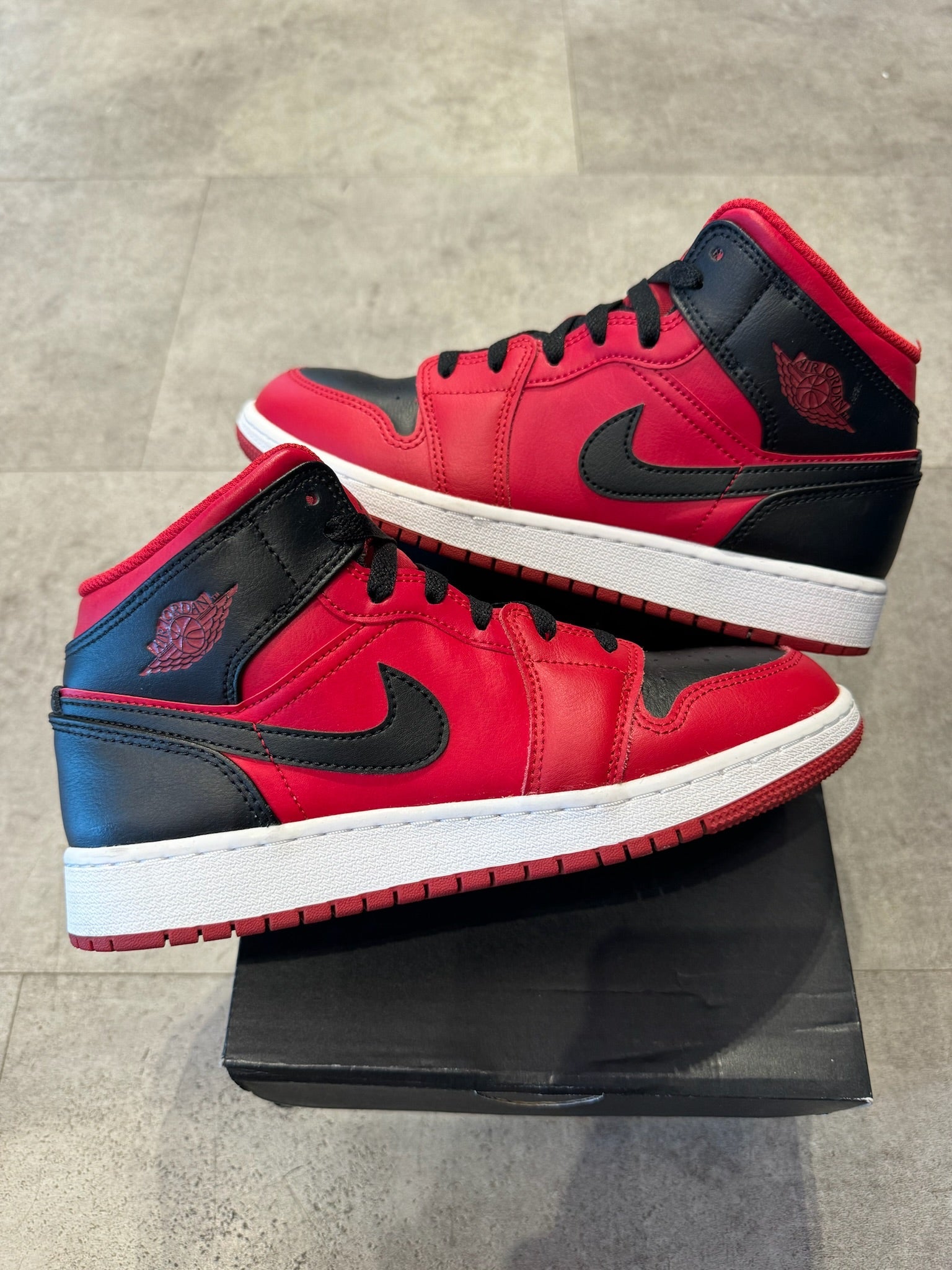 Jordan 1 Mid Reverse Bred (GS) (Preowned Size 6y)