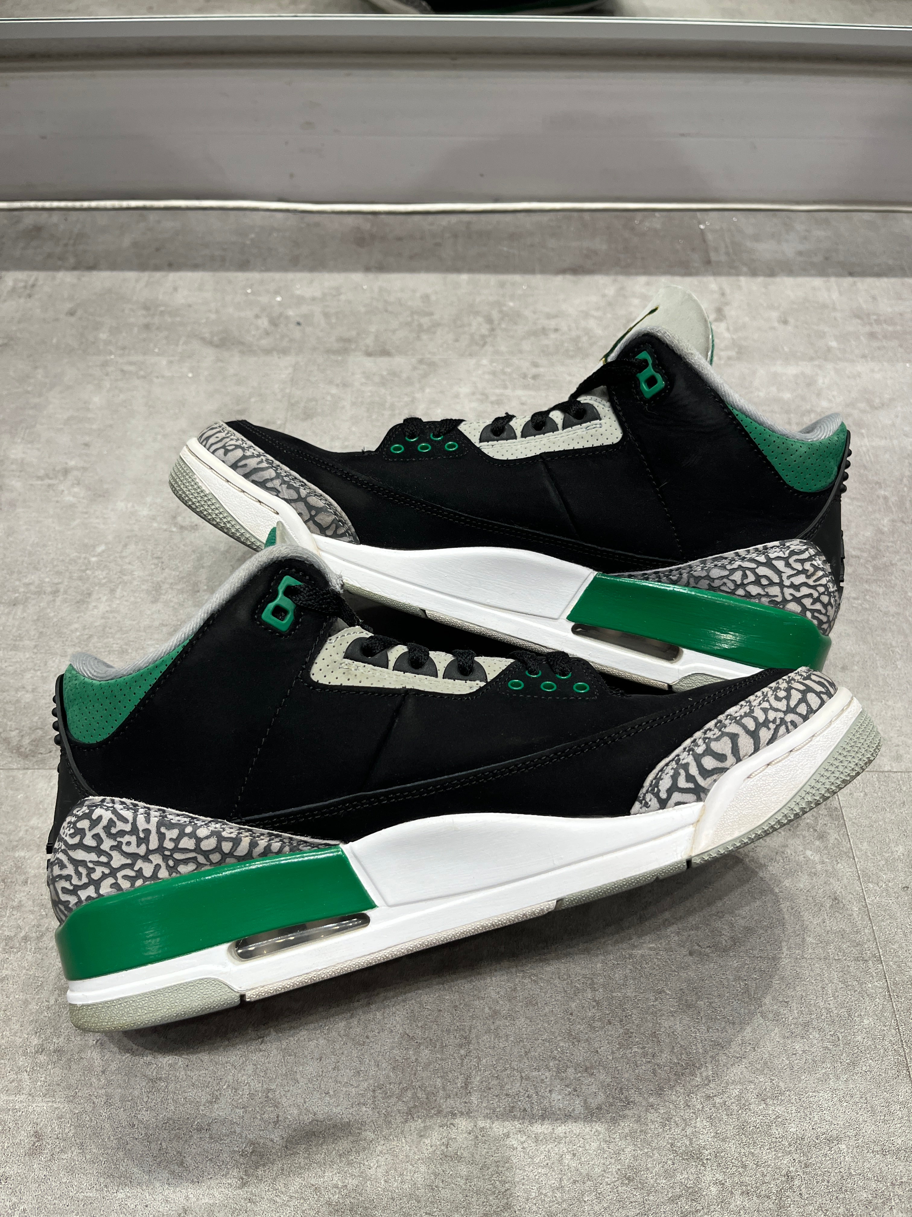 Jordan 3 Retro Pine Green (Preowned Size 10.5)