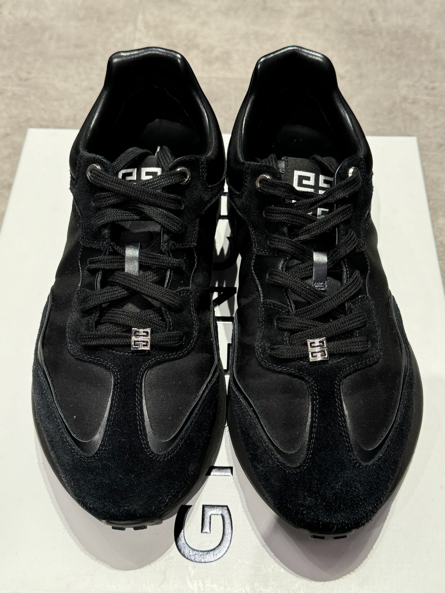 Givenchy Giv Runner Black (Preowned Size 9)