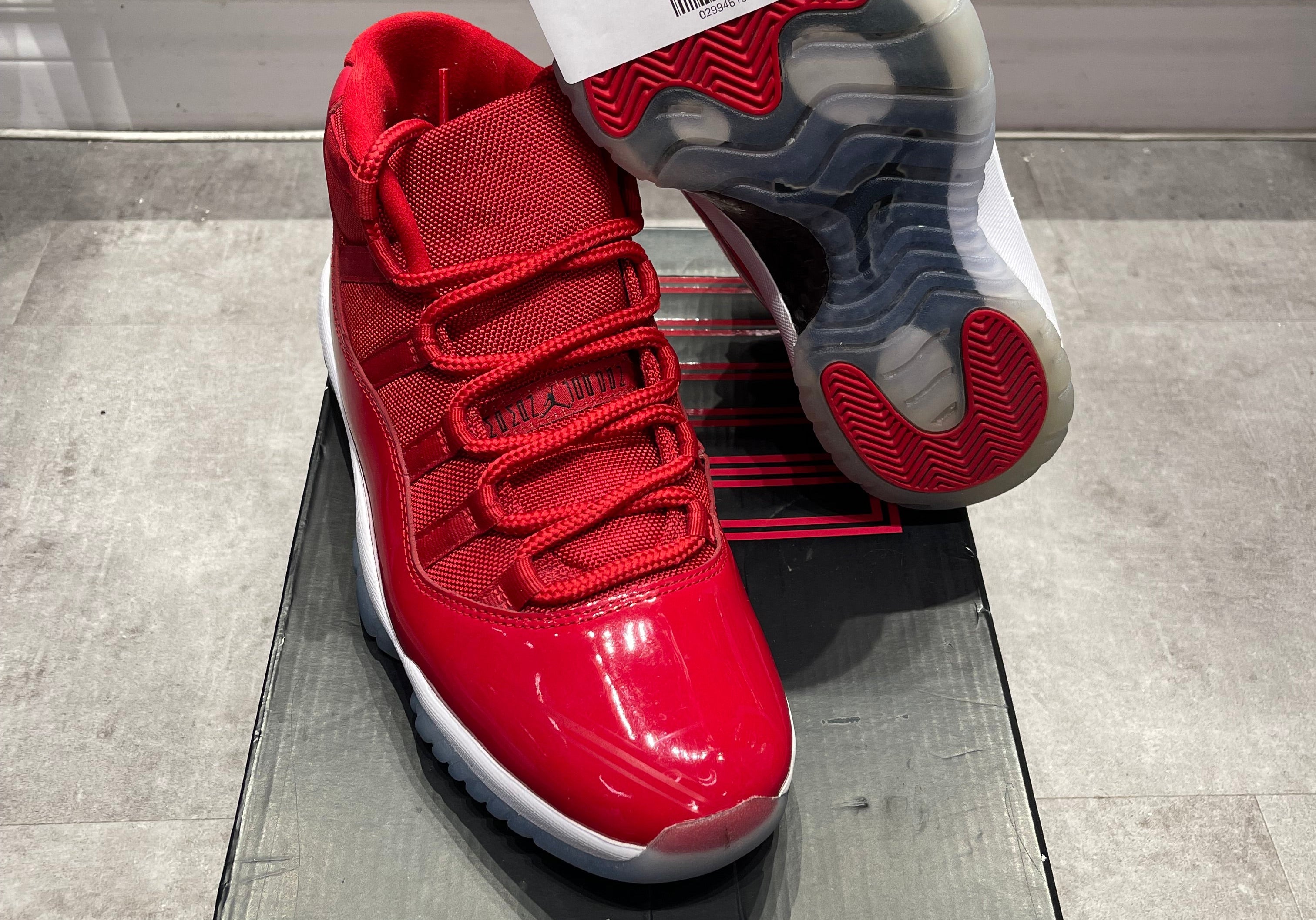 Jordan 11 Retro Win Like 96 (Preowned Size 9.5)