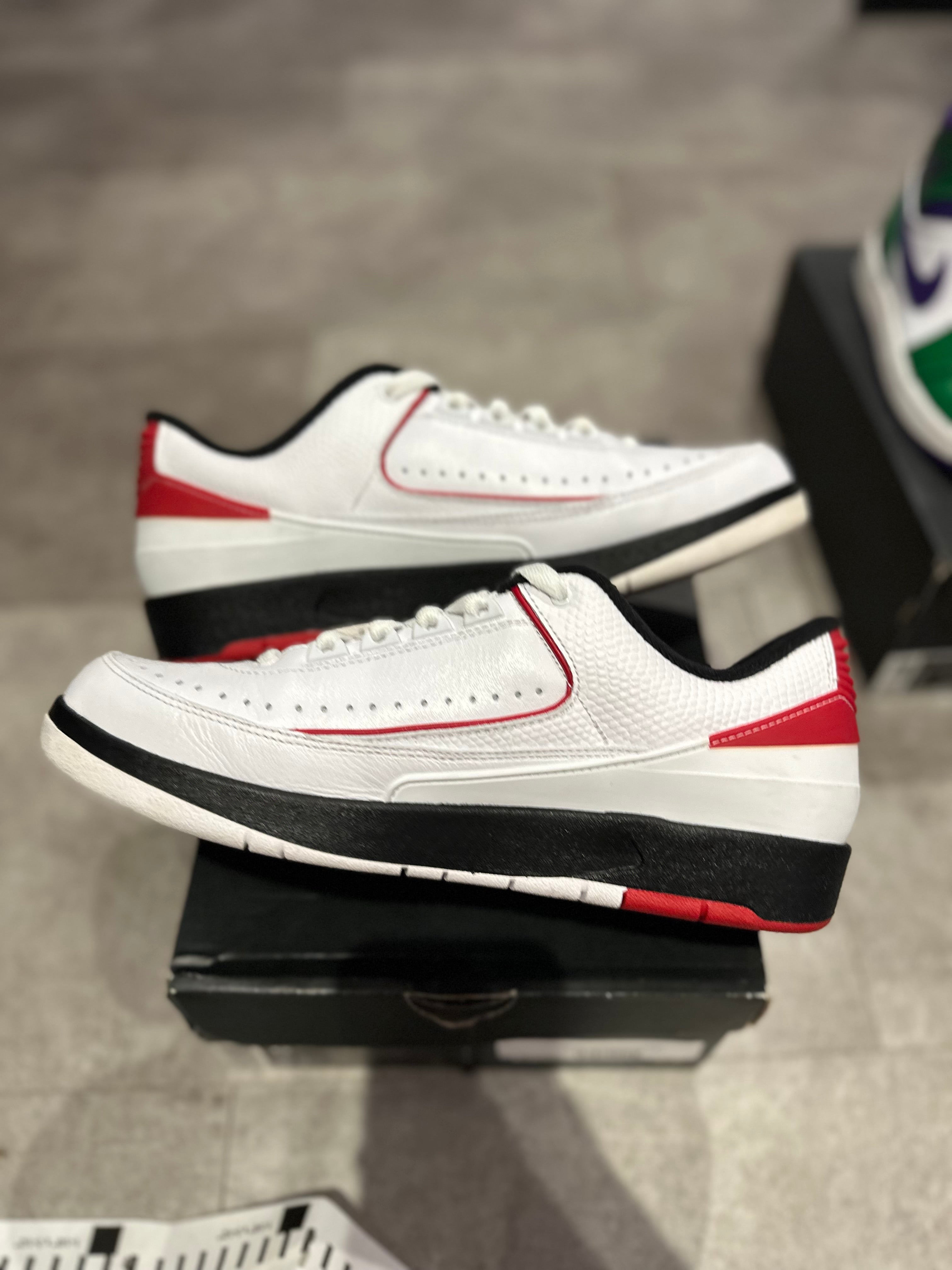 Jordan 2 Retro Low Chicago (2016) (Preowned Size 8.5)