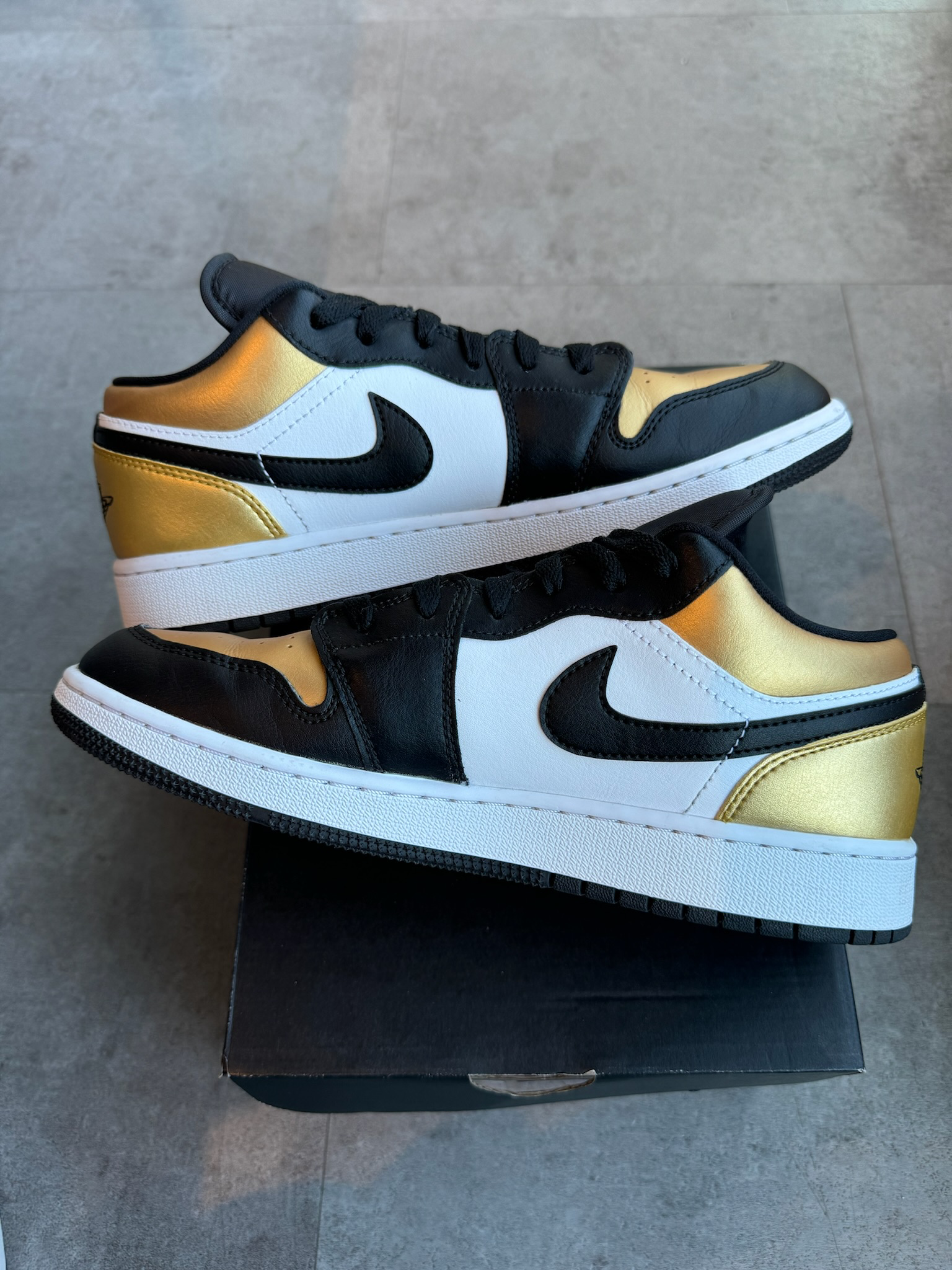 Jordan 1 Low Gold Toe (GS) (Preowned Size 7y)