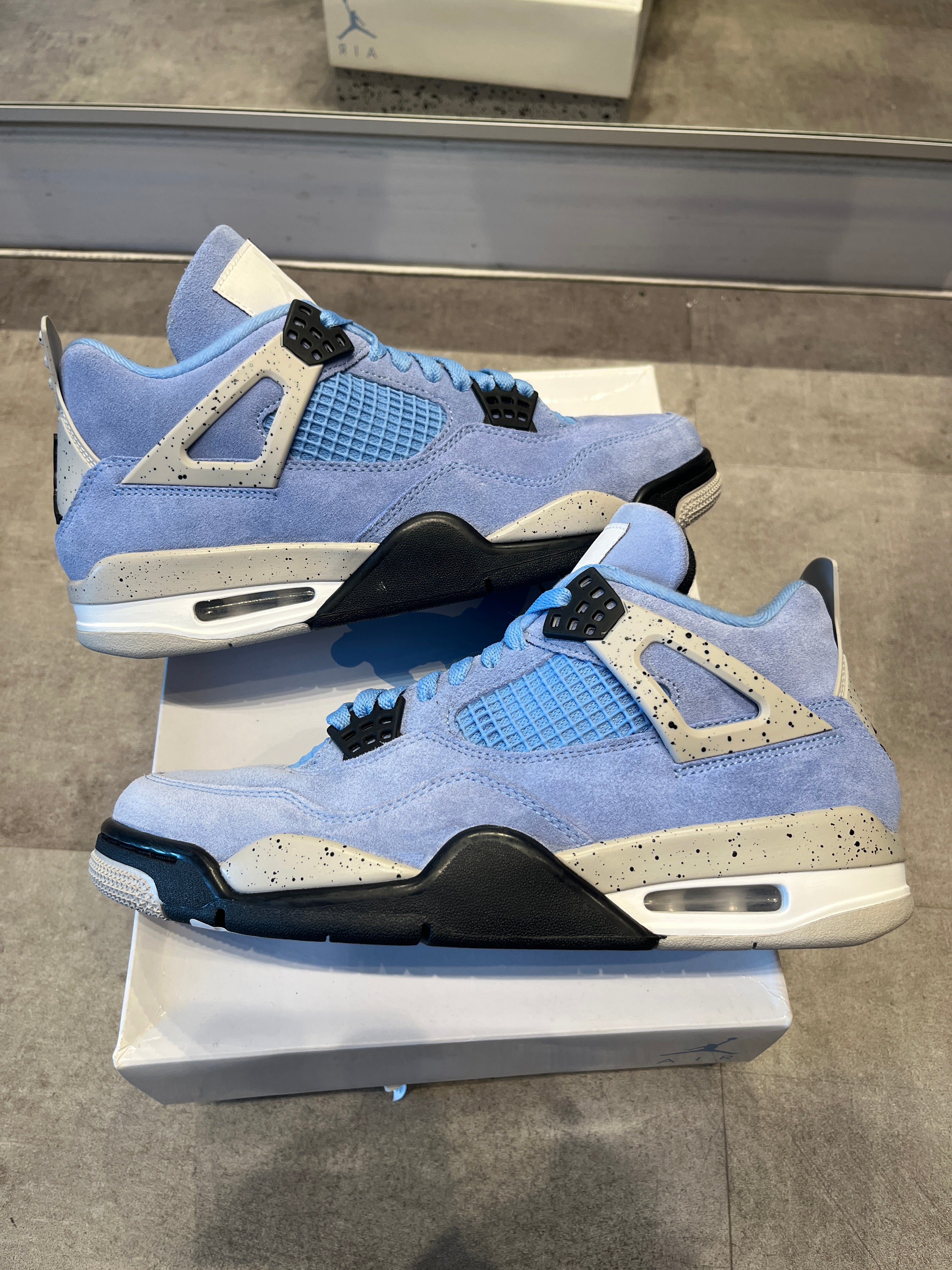 Jordan 4 Retro University Blue (Preowned Size 8.5)