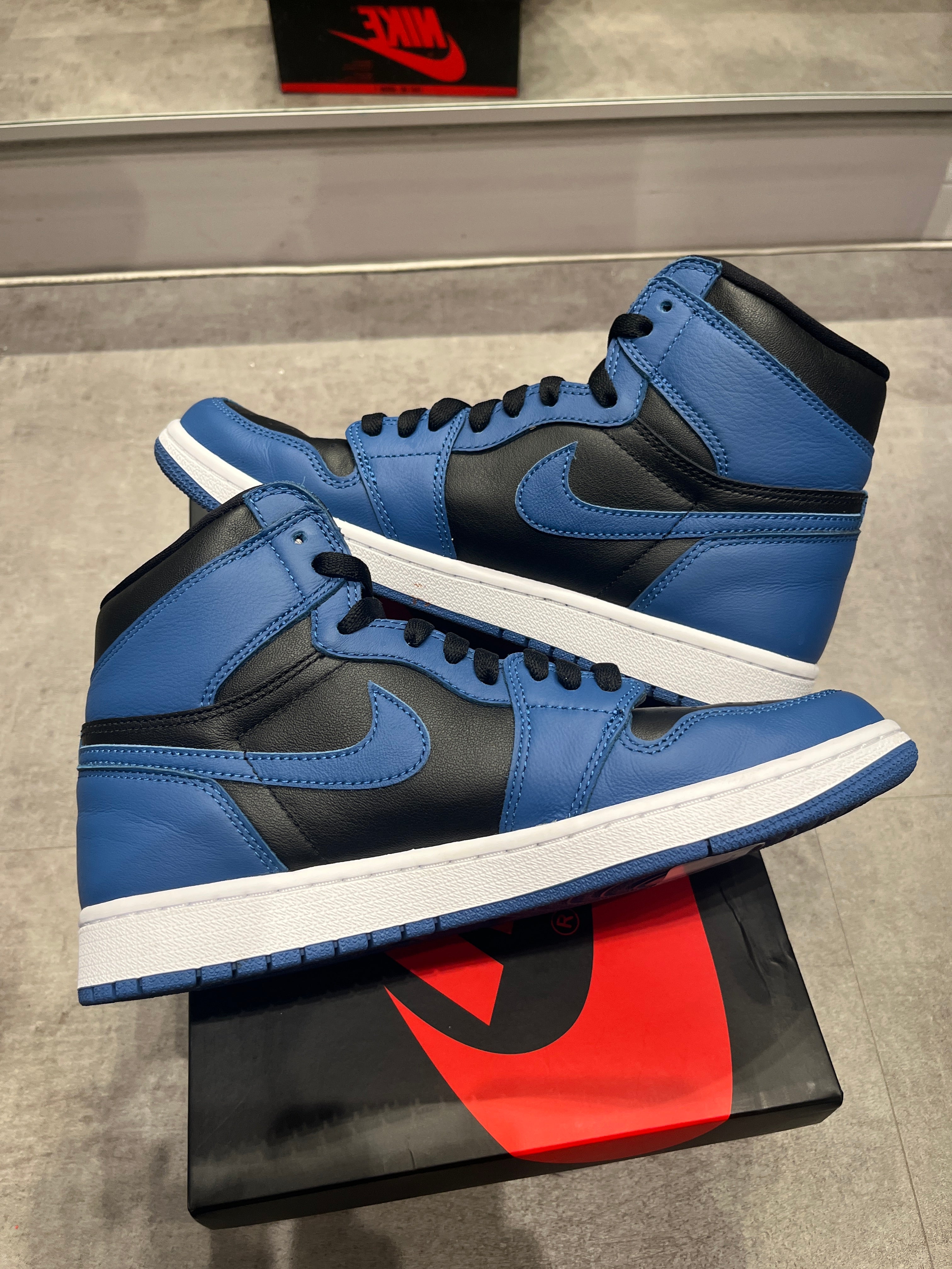 Jordan 1 Retro High Dark Marina Blue (Preowned)