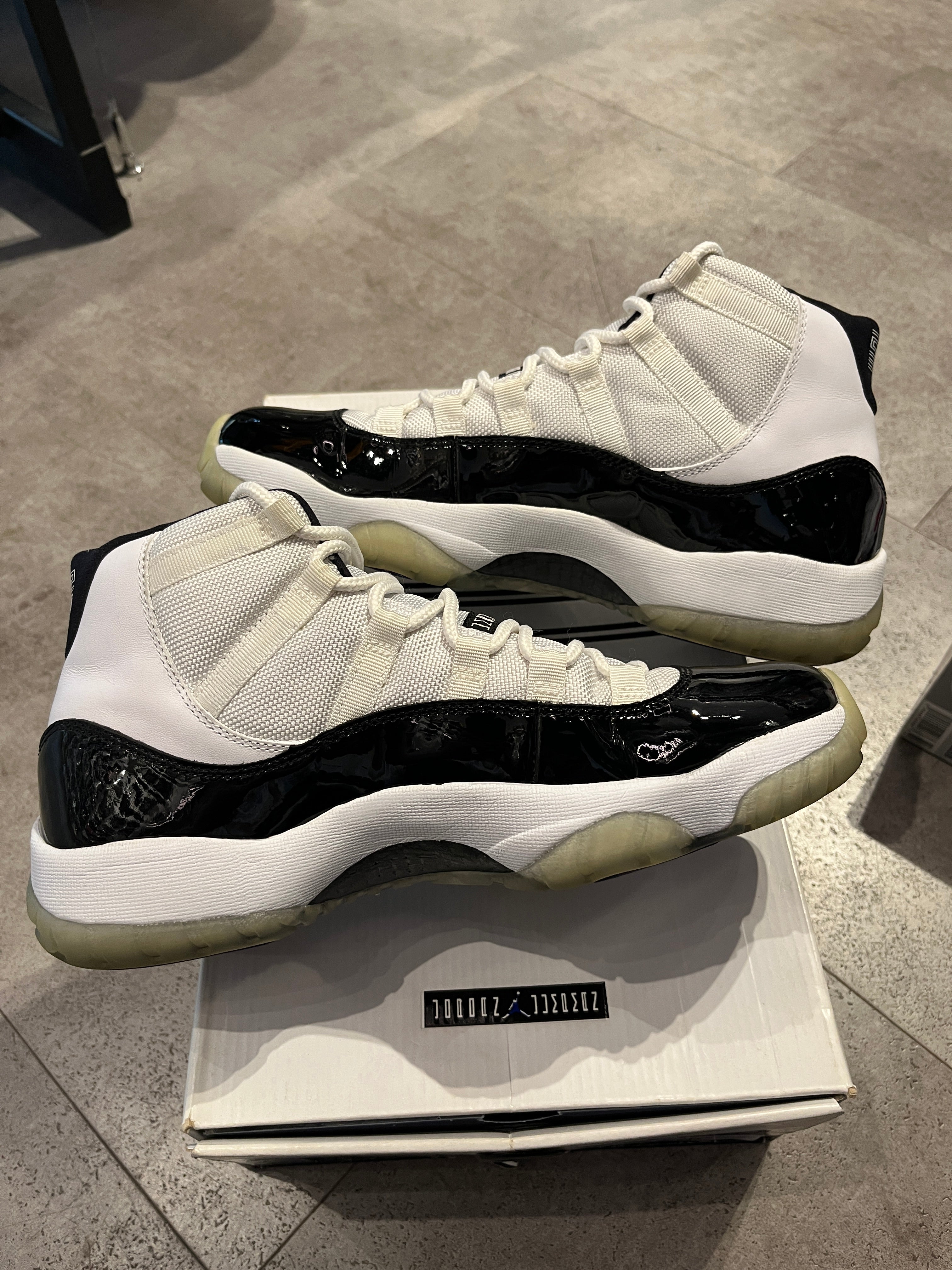 Jordan 11 Retro Concord (2011) (Preowned Size 10 9/10)