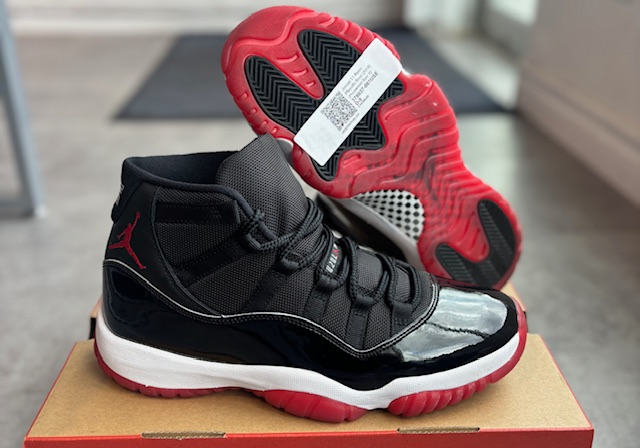 Jordan 11 Retro Playoffs Bred (2019) (Preowned Size 9)