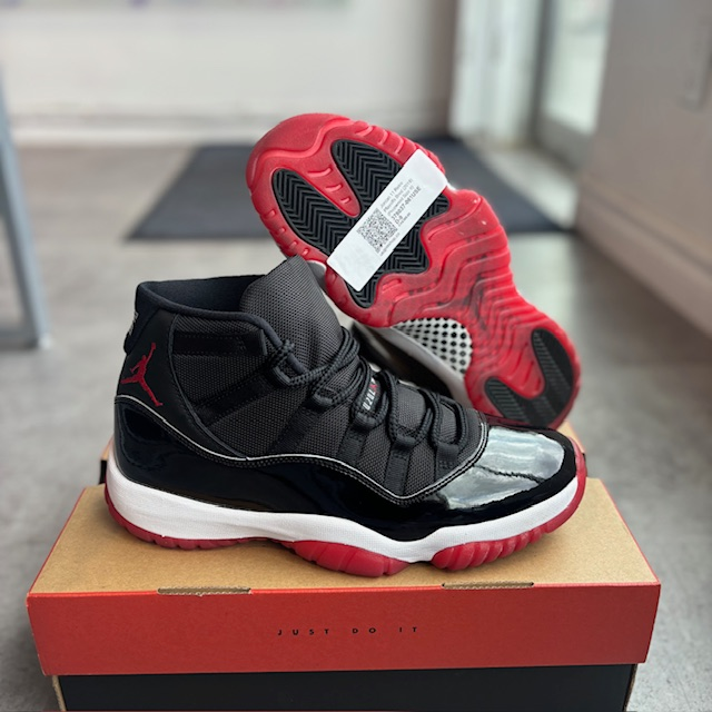 Jordan 11 Retro Playoffs Bred (2019) (Preowned Size 9)