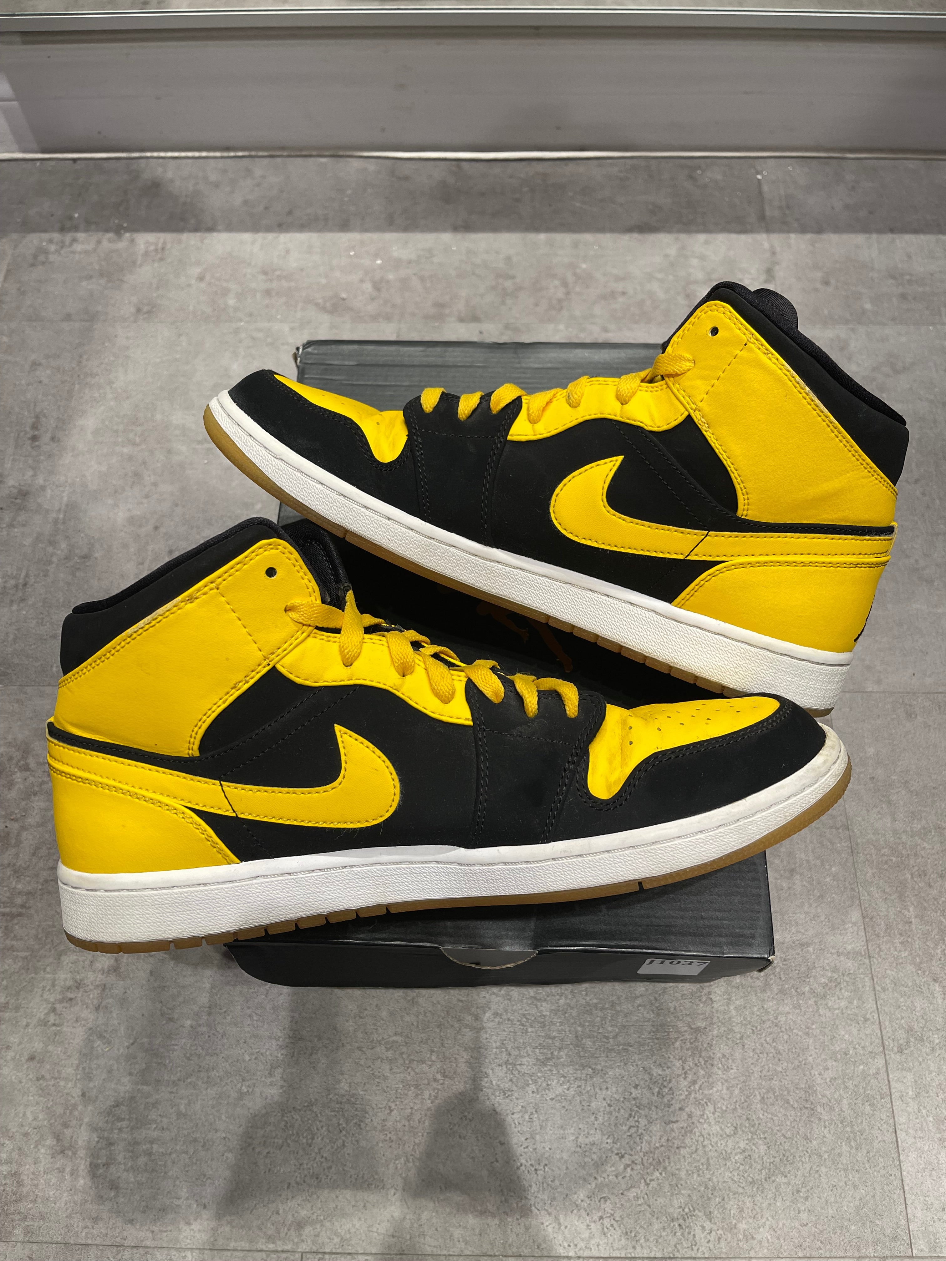 Jordan 1 Mid New Love (2017) (Preowned)