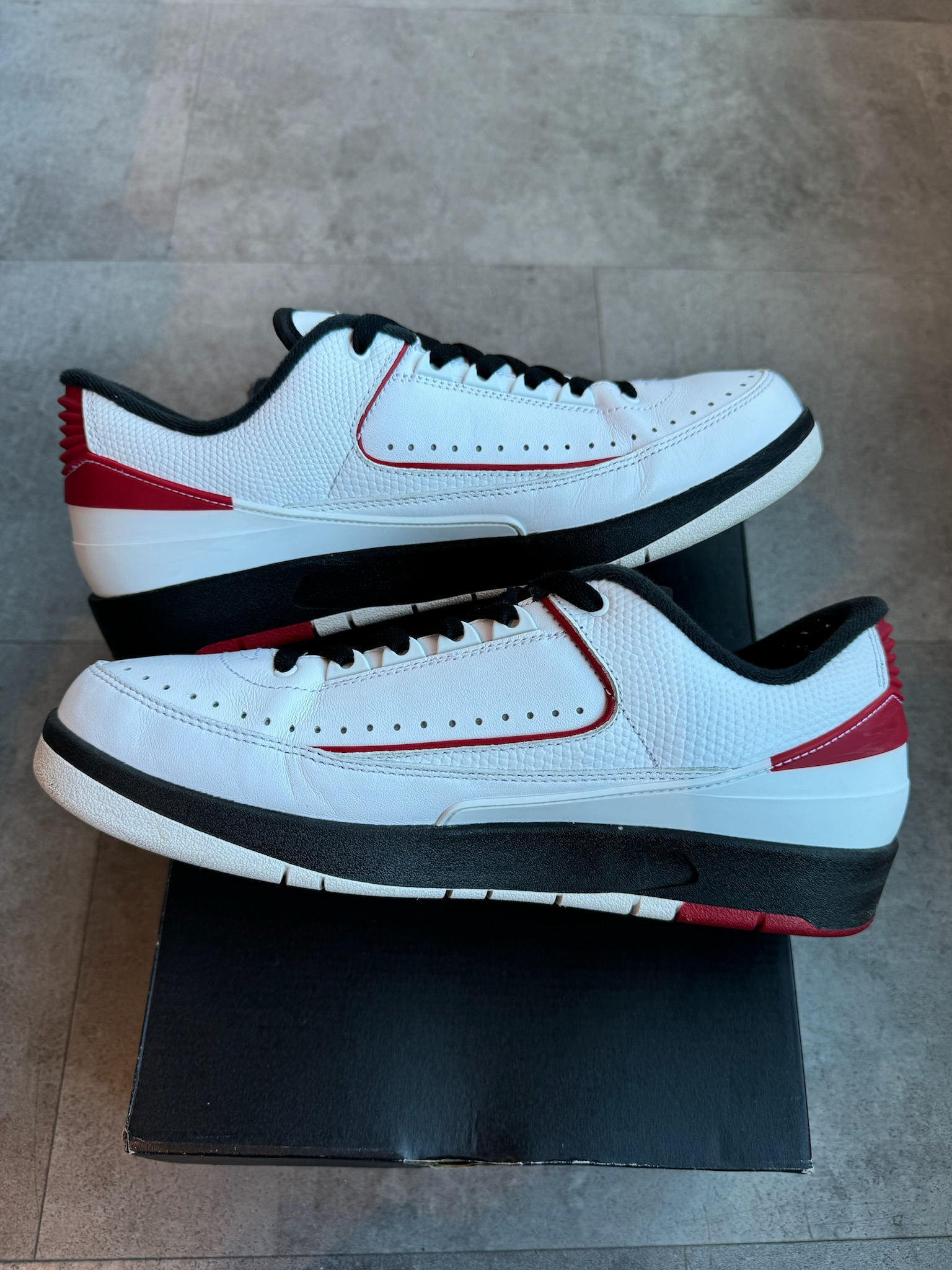 Jordan 2 Retro Low Chicago (2016) (Preowned Size 9)